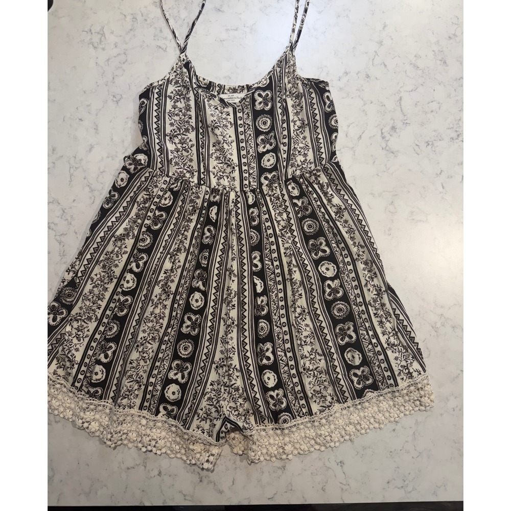 Abercrombie & Fitch Womens Black White Geometric Floral Crochet Trim Romper S - Picture 1 of 4